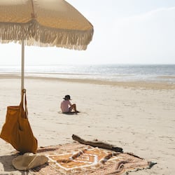 Sulla spiaggia, lettini da mare, ombrelloni, teli da spiaggia