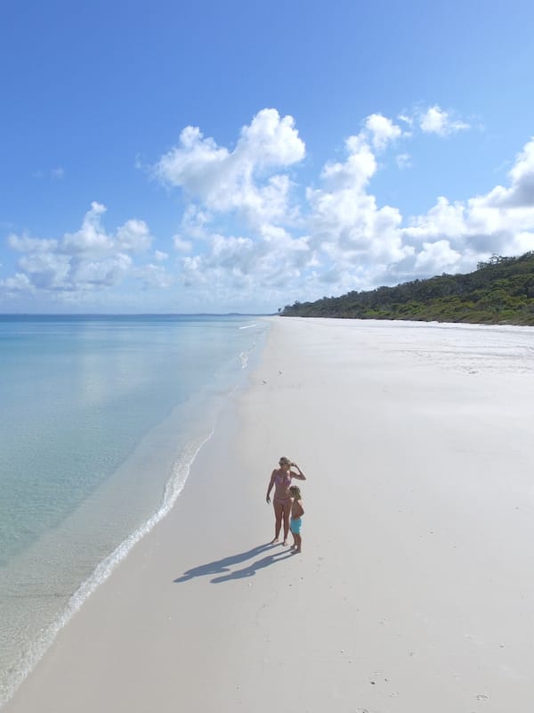 Sulla spiaggia, lettini da mare, ombrelloni, teli da spiaggia
