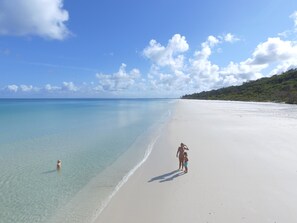 Ubicación a pie de playa, tumbonas, sombrillas y toallas de playa