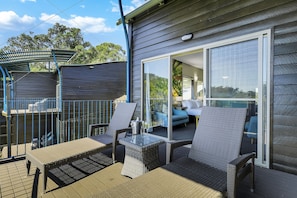 Rom, balkong, utsikt mot bukt (King Bay Resort) | Terrasse/patio