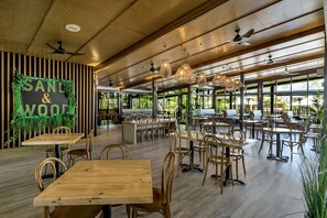 3 restaurantes; se sirven desayunos 