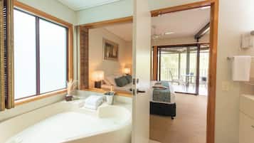 Three Bedroom Premier Villa | Espace de travail pour ordinateur portable, fer et planche Ă repasser