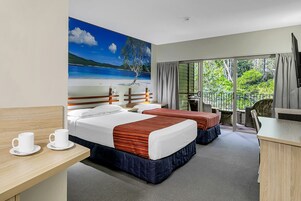 Quarto premier, banheira de hidromassagem (Wallum Resort) | 1 quarto, ferros/tábuas de passar roupa, roupa de cama