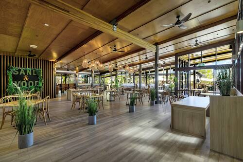 3 restaurants; breakfast, lunch, and dinner served