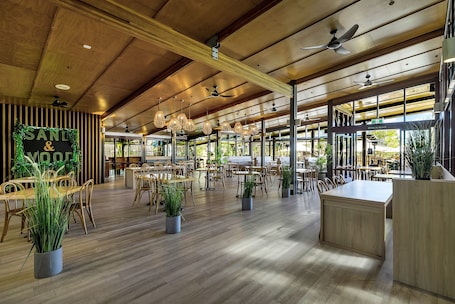 3 restaurantes; se sirven desayunos . Kingfisher Bay Resort