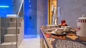 A modern kitchen with a patterned countertop, a coffee maker, and a fruit bowl. - Punta Margherita (Valtournenche)