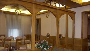 A dining area with a wooden table, chairs, and a potted plant. - Punta Margherita (Valtournenche)