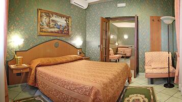 Camera quadrupla | Biancheria da letto di alta qualità, minibar, una scrivania