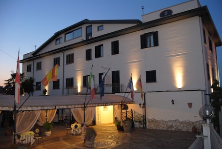 Exterior. Hotel Nespolo D'Oro