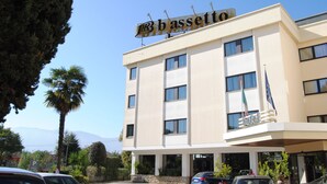 A hotel with a sign reading "Bassoett". - Hotel Bassetto (Ferentino)