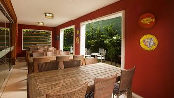 Café da manhã com buffet grátis todos os dias