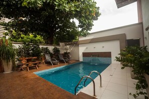 2 piscine all'aperto, con ingresso dalle 08:00 alle 22:00, lettini