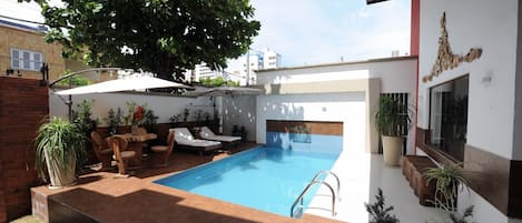 2 buitenzwembaden, open van 08.00 uur tot 22.00 uur, en ligstoelen