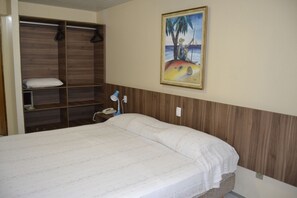 Quarto standard | Frigobar, cofres nos quartos, individualmente decorados, escrivaninha