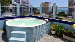 A rooftop pool with a view of the cityscape and ocean. - Hotel Casa de Praia (Fortaleza)
