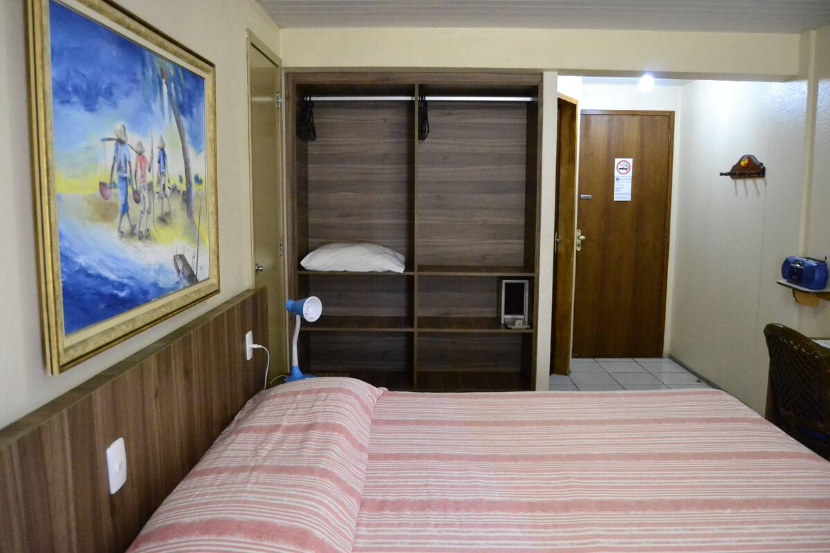 Rom – standard | Minibar, safe på rommet, skrivebord og blendingsgardiner