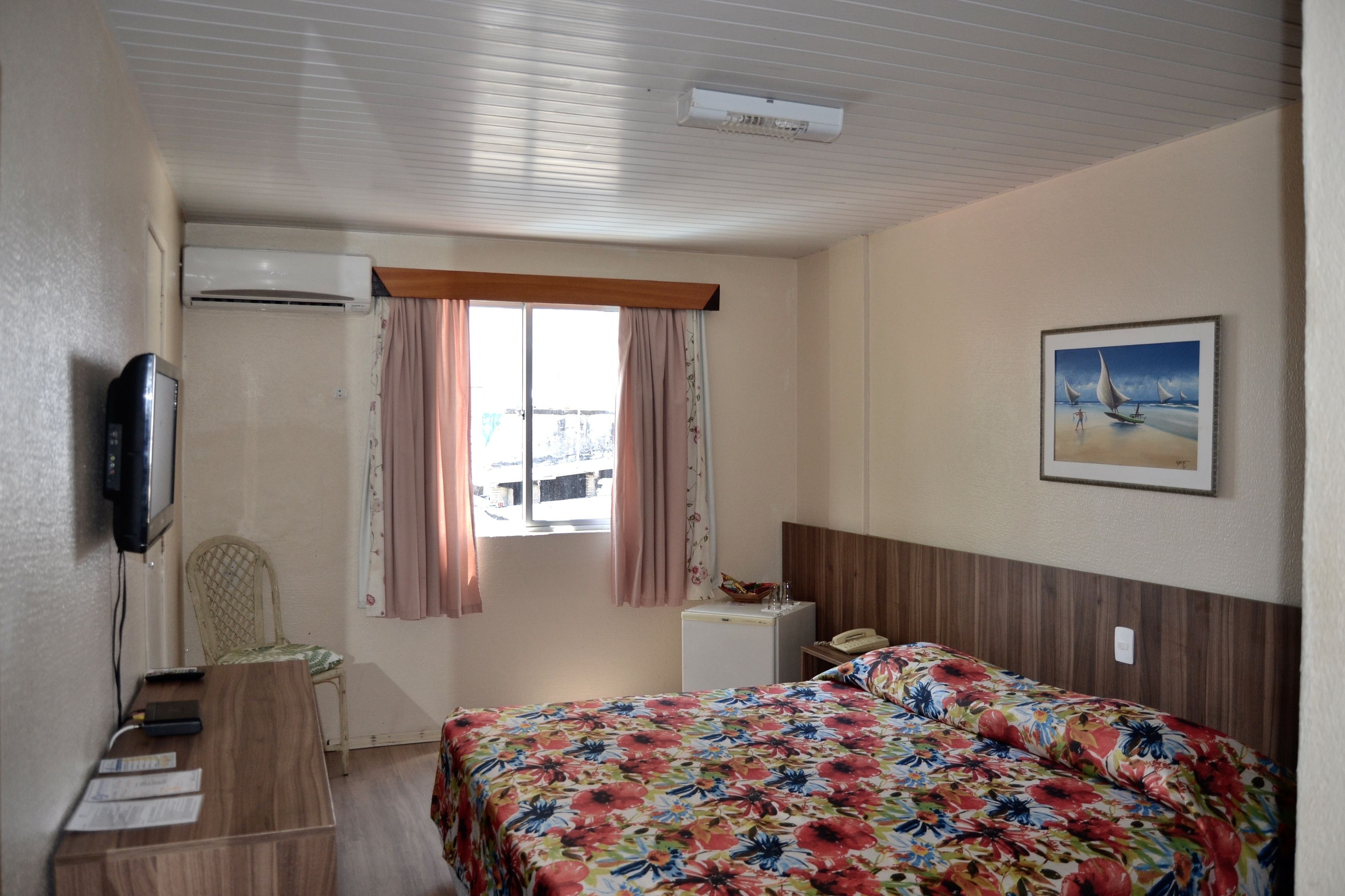 standard room | minibar, in-room safe, individually decorated, desk