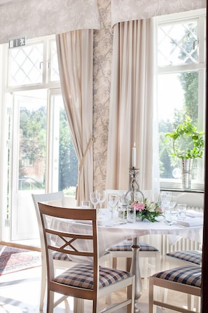 Melayani sarapan, makan siang, makan malam; sajian masakan lokal