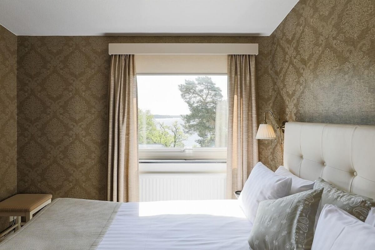 Junior studio suite | Luxe beddengoed, een kluis op de kamer, een bureau