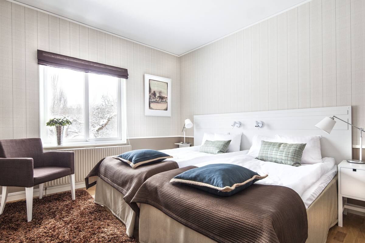 Zweibettzimmer, 2 Einzelbetten | Hochwertige Bettwaren, Zimmersafe, Schreibtisch, Verdunkelungsvorhänge