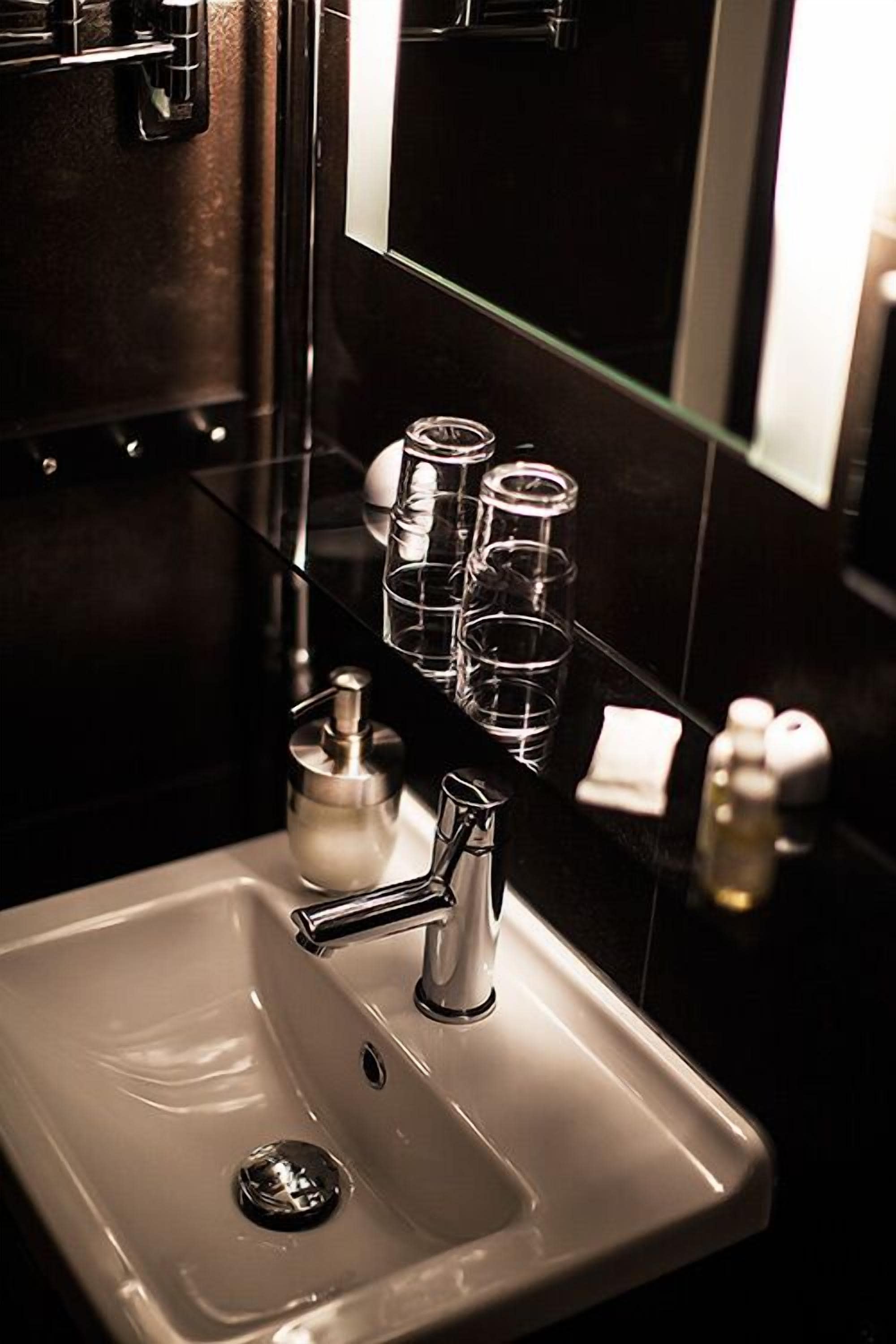 double room | bathroom | shower, free toiletries, hair dryer, towels