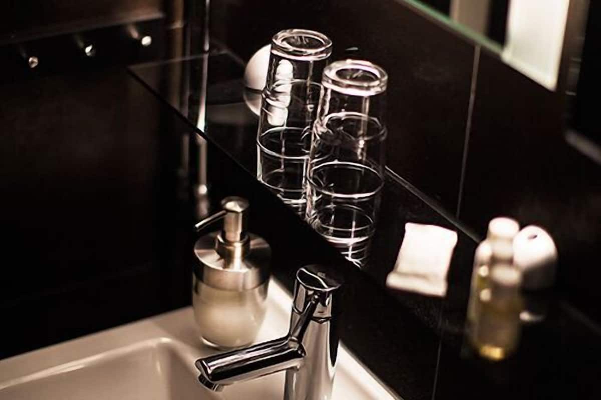 double room | bathroom | shower, free toiletries, hair dryer, towels