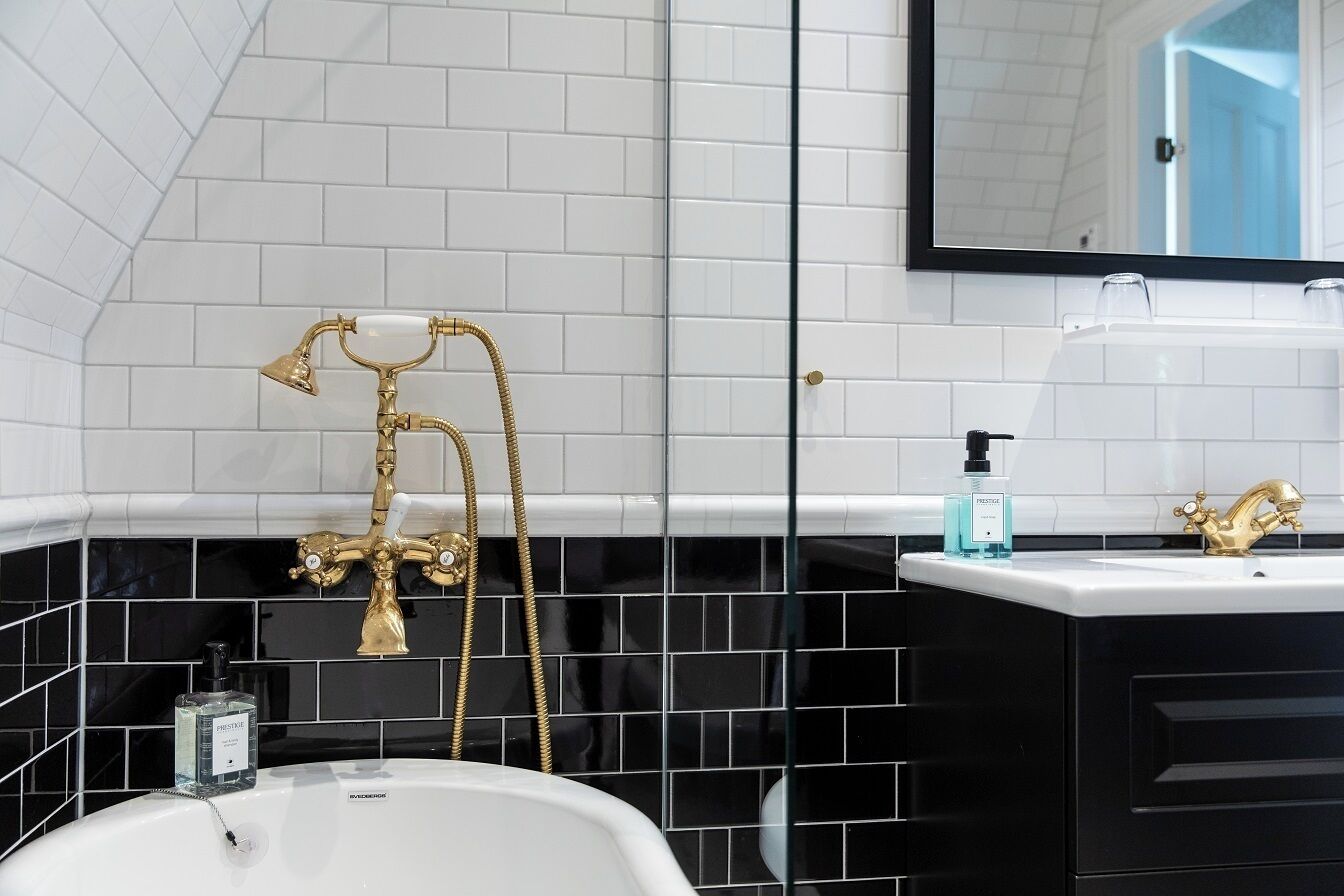 suite | bathroom | shower, free toiletries, hair dryer, towels