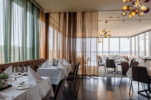 Café da manhã, almoço e jantar; culinária local 