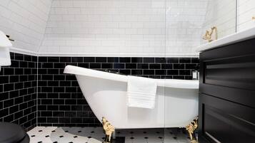 Suite | Bathroom | Shower, free toiletries, hair dryer, towels