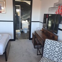 家庭三人房 | 办公桌、熨斗/熨衣板、免费 WiFi、床单
