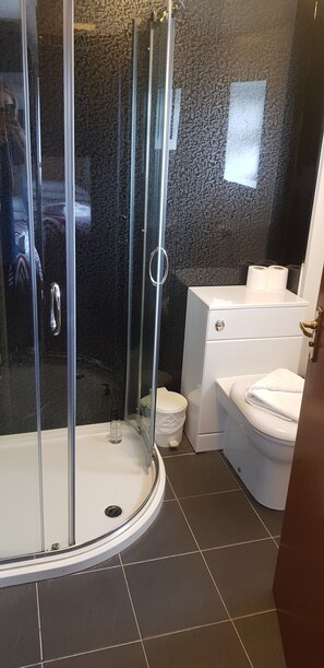 Ducha, artículos de higiene personal gratuitos y secador de pelo