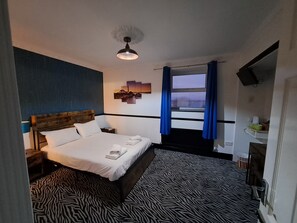 Habitación triple familiar | Escritorio, tabla de planchar con plancha, wifi gratis y ropa de cama