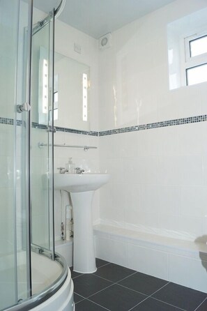 Family Suite | Bathroom | Shower, free toiletries, hair dryer, towels - The Boathouse Hotel (Holyhead)