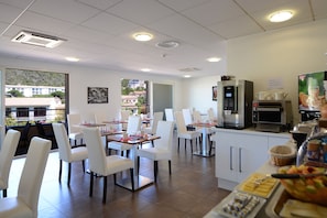 Tägliches Frühstücksbuffet (18 EUR pro Person)