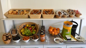 Een buffet met diverse gerechten en toevoegingen.