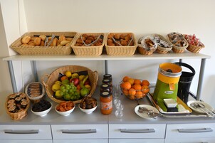Café da manhã com buffet todos os dias mediante uma taxa