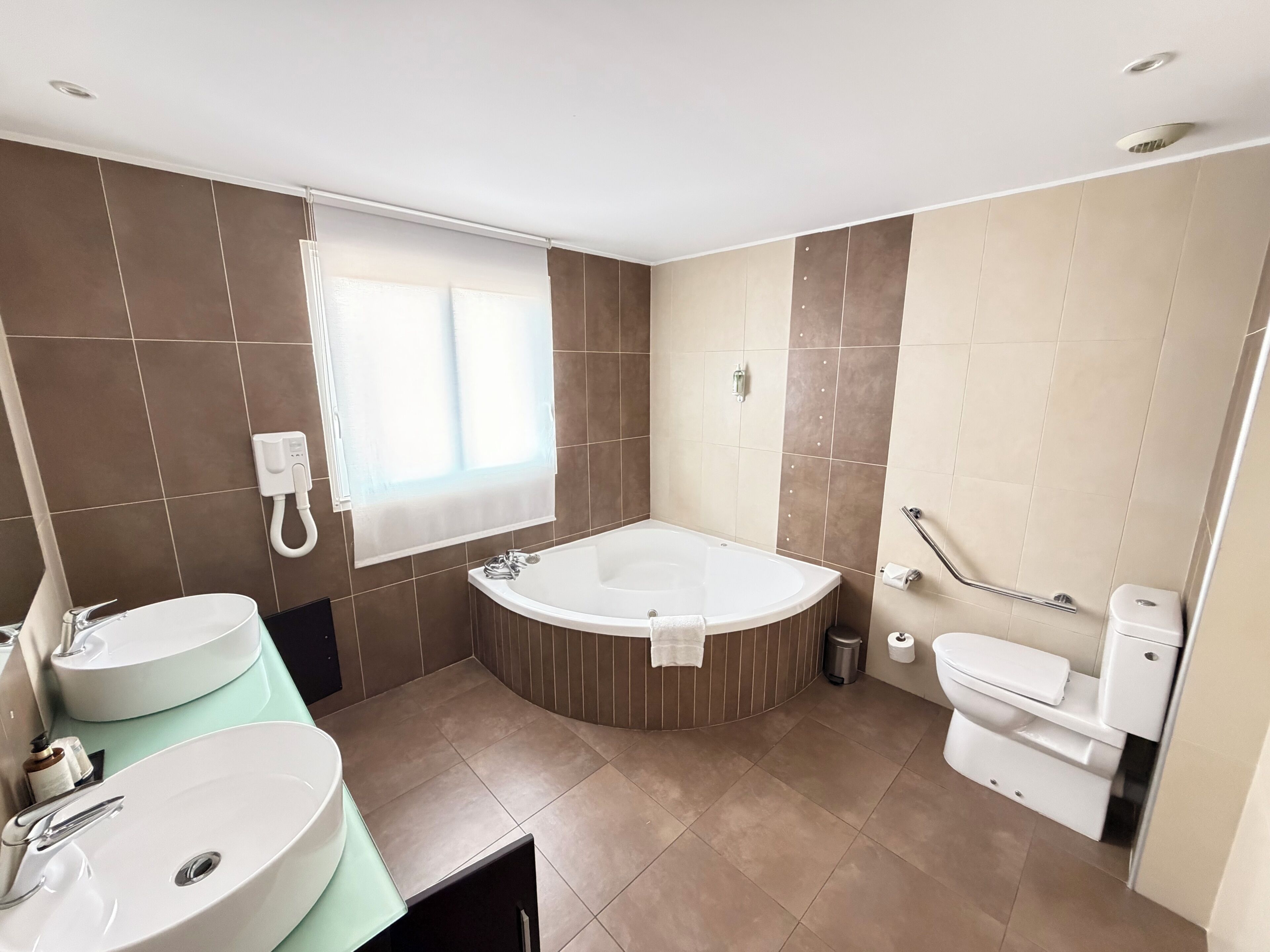 خزنة داخل الغرفة وتجهيزات عازلة للصوت وأسرّة أطفال/رضّع (مجانًا)