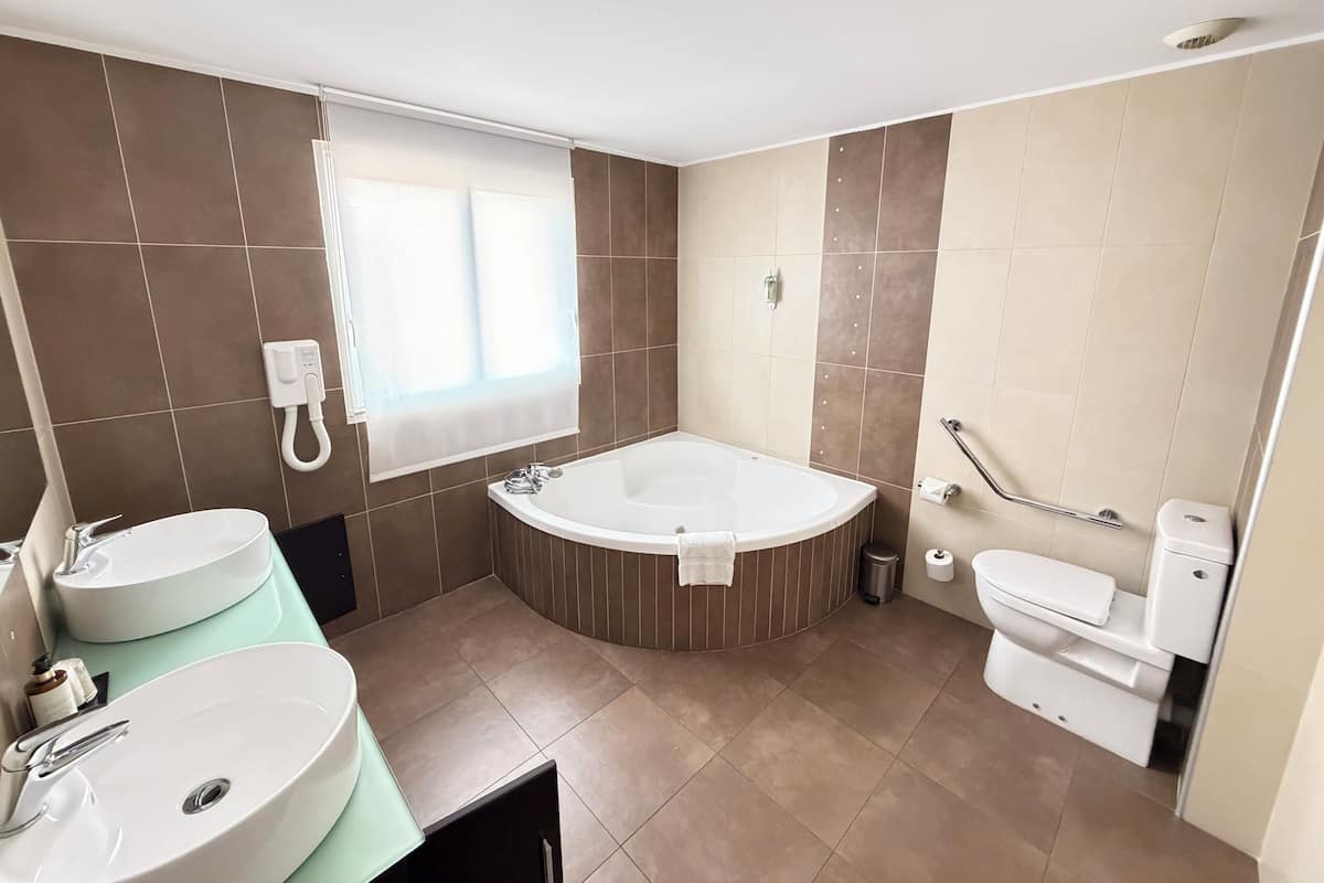 Suite supĂ©rieure, 2 chambres | Coffre-fort, systĂšme dâinsonorisation, lit de bĂ©bĂ© (gratuit)