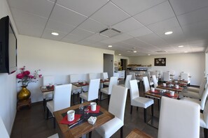 Colazione a buffet a pagamento, servita tutte le mattine 