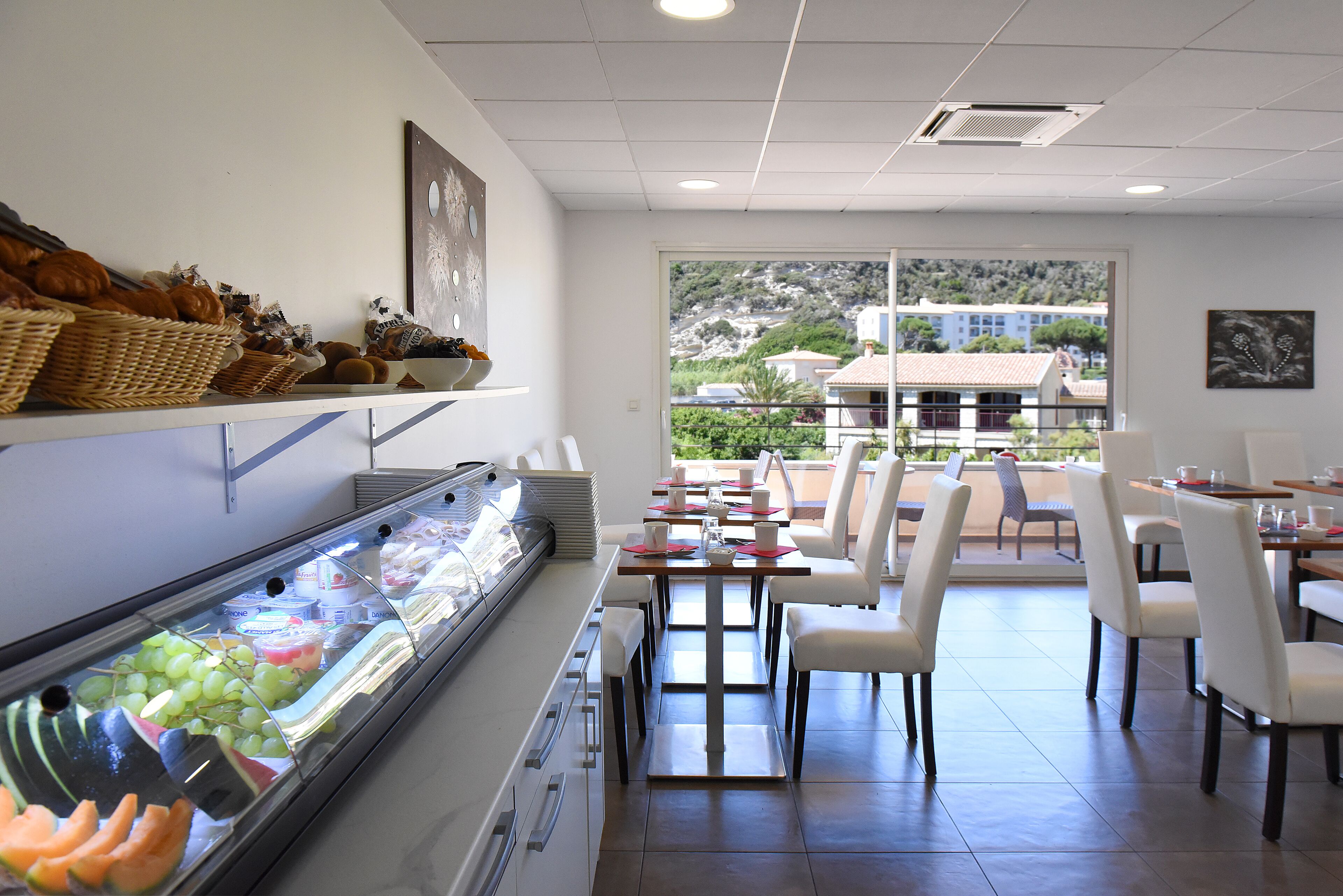 Petit déjeuner buffet (15 EUR par personne)