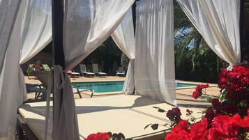 Piscine extérieure, parasols de plage, chaises longues