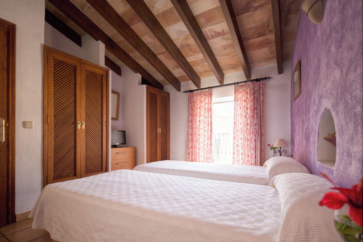 Standard Room, 2 Single Beds (Private bathroom outside the room) | Pillow-top beds, blackout curtains, iron/ironing board