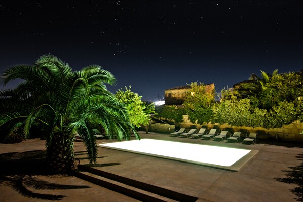 Piscine extérieure, parasols de plage, chaises longues