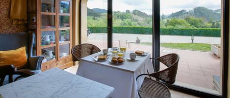 Daily continental breakfast (EUR 6 per person)