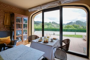 Daily continental breakfast (EUR 6 per person)