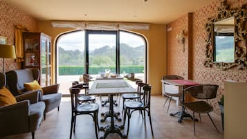 Desayuno continental diario (EUR 6 por persona)