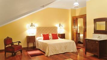 Deluxe Apartment for 6 people | In-room safe, desk, blackout curtains, iron/ironing board