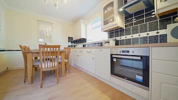 Apartment, 2 Bedrooms, Ground Floor | Private kitchen | Fridge, microwave, oven, dishwasher