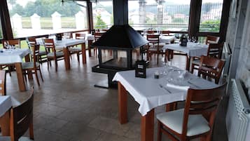 Se sirven desayunos, comidas y cenas con vista a la alberca