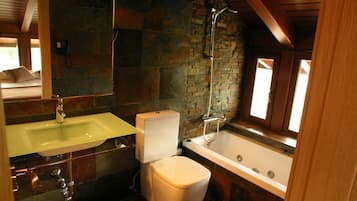 Ducha y bañera combinadas, secador de pelo, bidé y toallas
